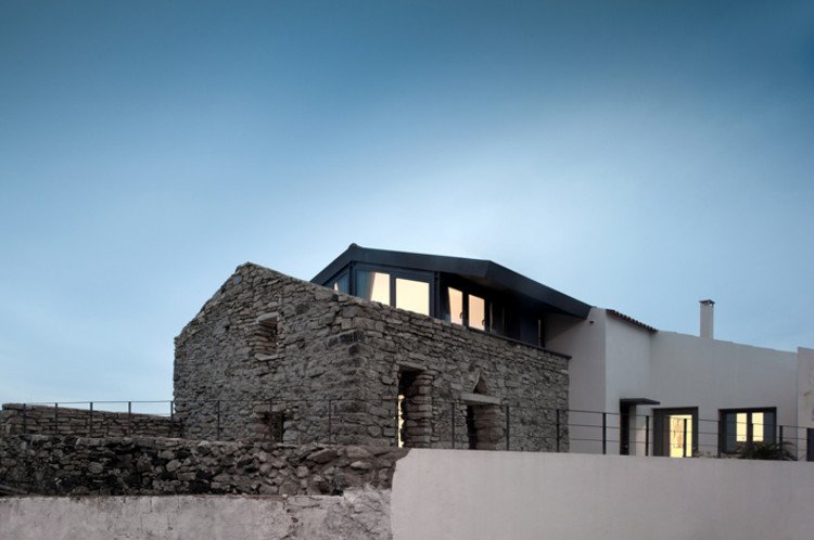 7. Sintra House (Orgânica Arquitectura) ( Izvor https://www.archdaily.com/162889/cabrela-house-organica-arquitectura