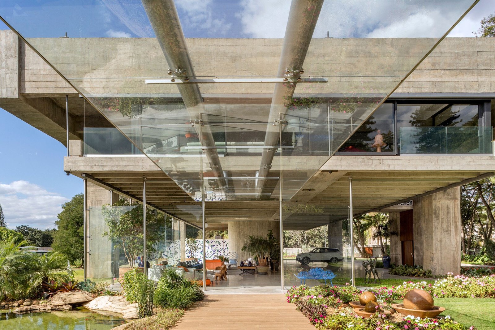 © Edgard Cesar NAPISALA: Danica Mihaljević Davidović, diplomirani inženjer pejzažne arhitekture Kuća od betona/The concrete house, k.n.associates, Indija ©Tejas Shah Rekonstrukcija stambenog objekta butalističkog stila/The brutalist house, Arquitécnika, Brazil